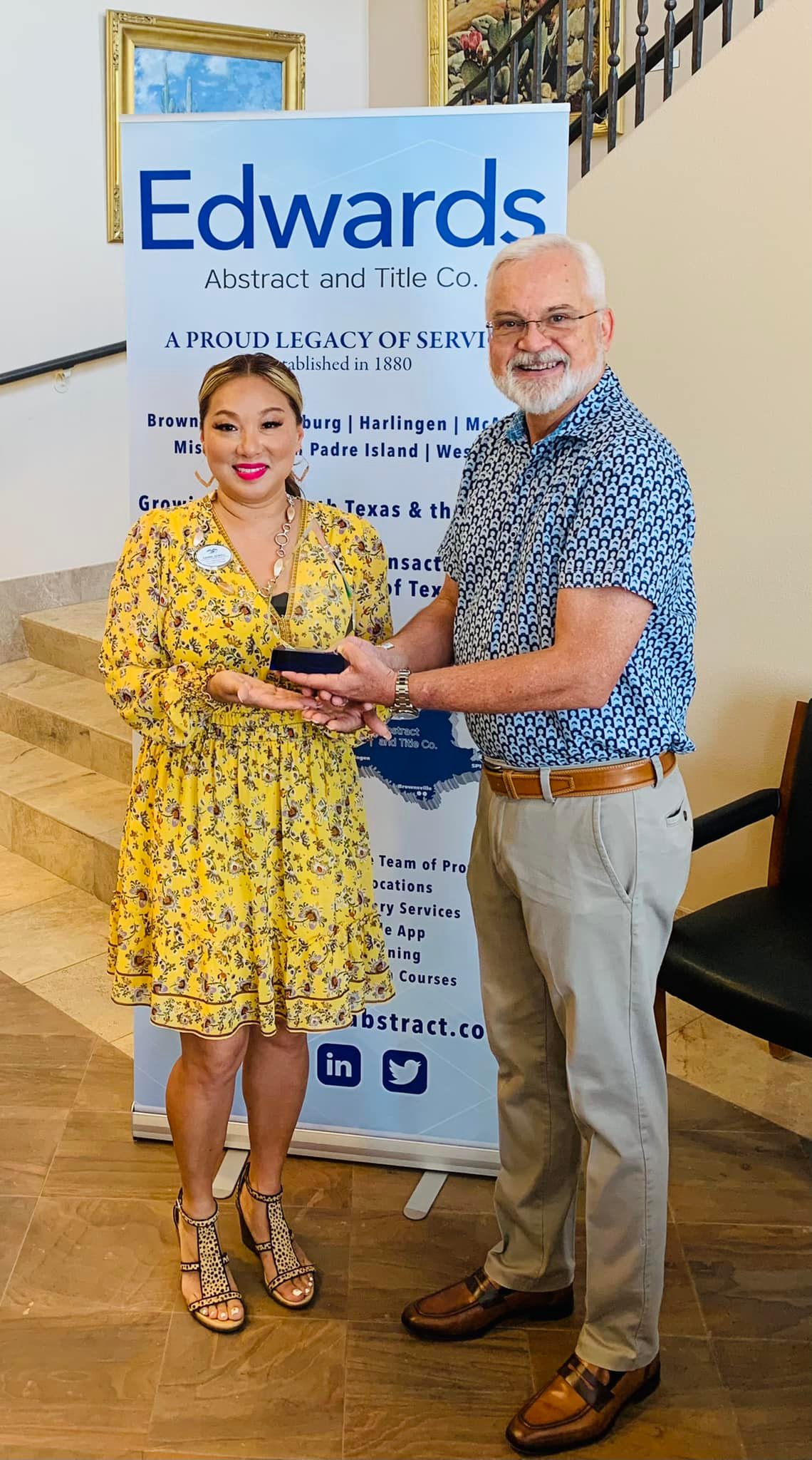 Read more about the article First American Title presents 2021 Top Agent Award to Edwards